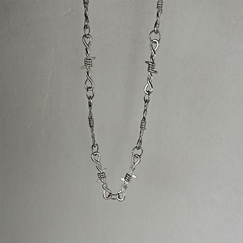 Punk-style thorn necklace